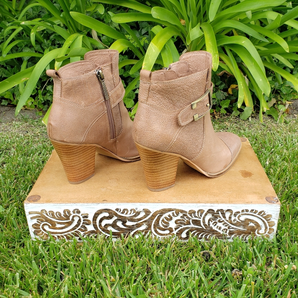 Beautiful Donald J. Pliner Natural/Neutral Leather Buckle Booties - Picture 10 of 13